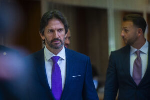 Lex atentát sa snaží niečo zakryť. Vyznieva to však komicky