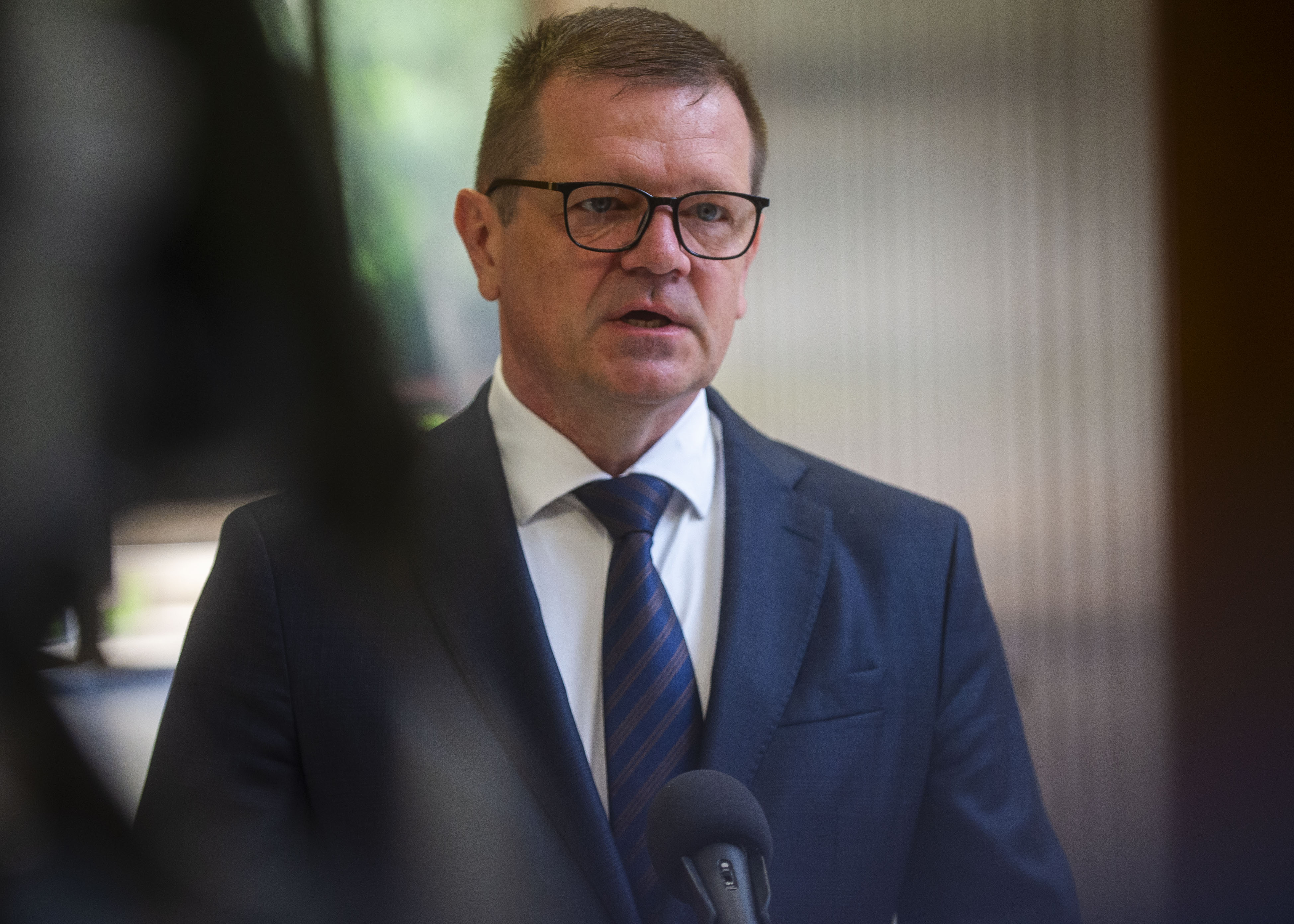 Premiér navrhuje odvolanie Kmeca. Chce, aby vláda zostala „čistá“