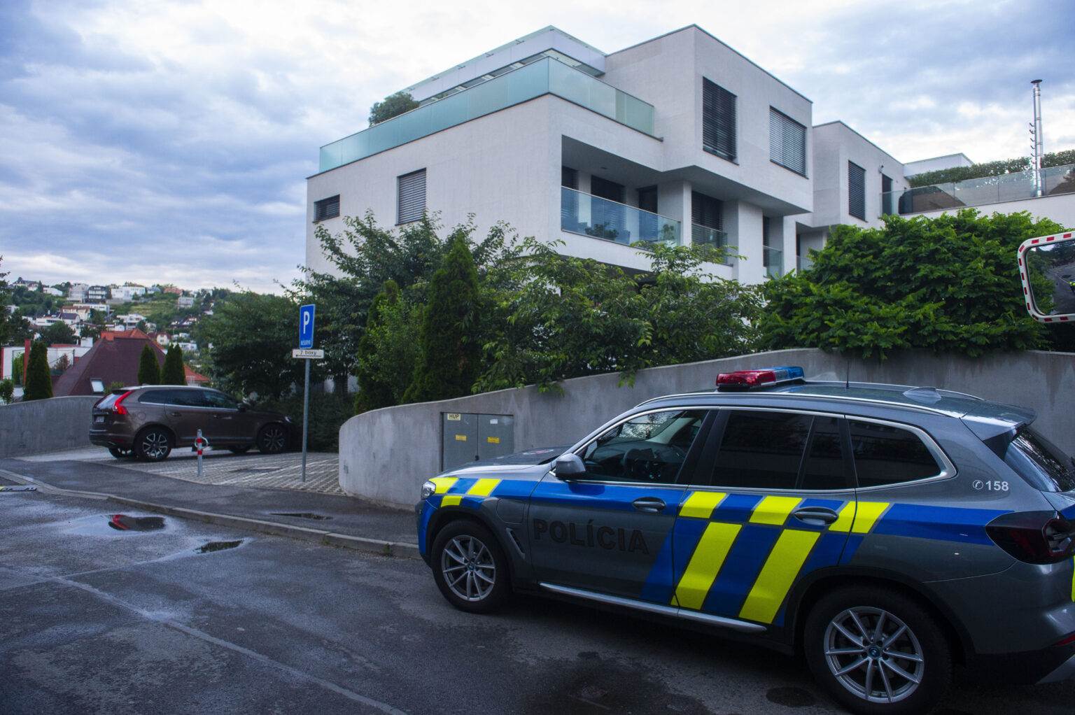 Policajné hliadky pred bytom Roberta Fica. Foto: Jakub Kotian /TASR