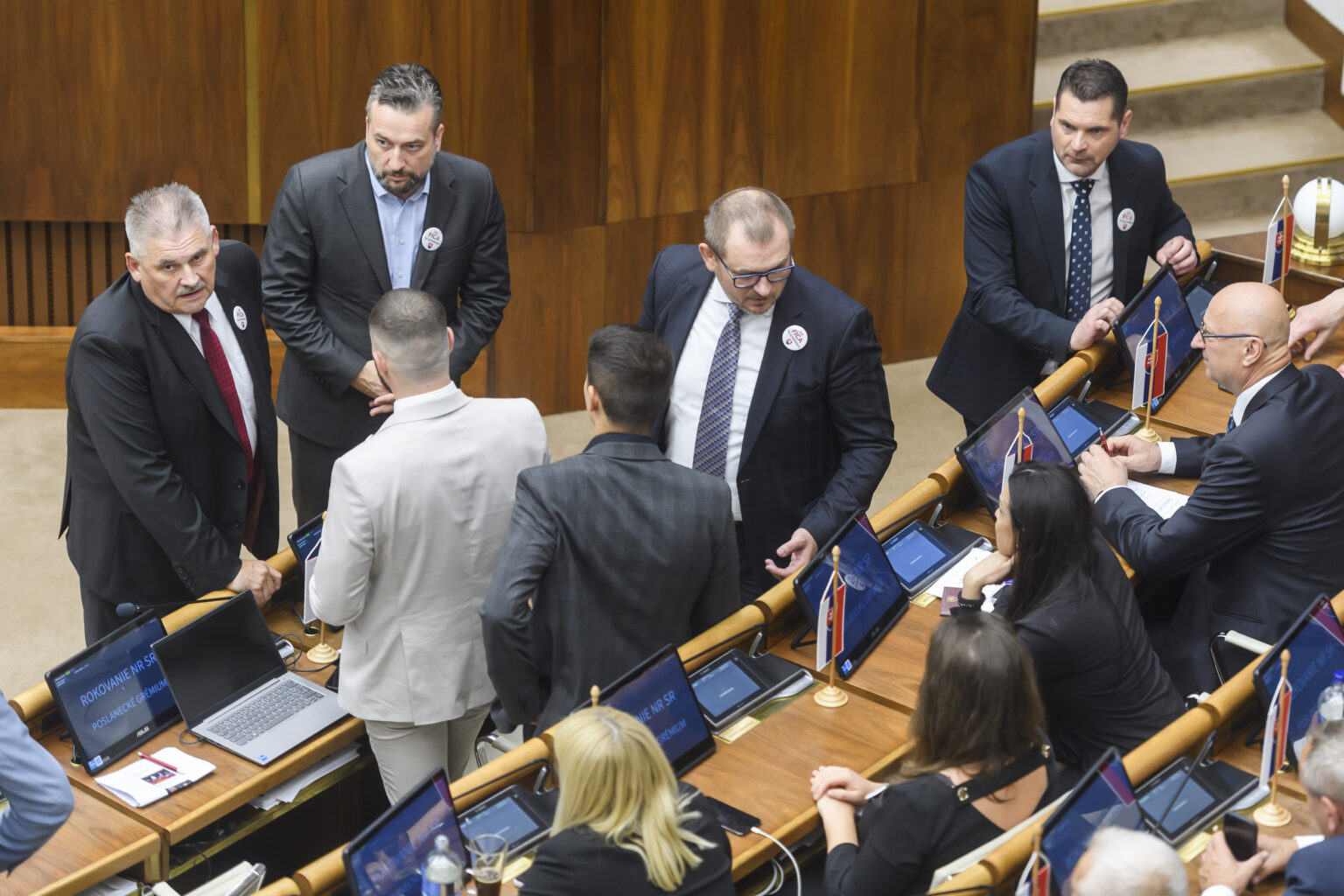 Na snímke zľava poslanec NR SR Ján Richter (Smer) a podpredseda NR SR Ľuboš Blaha (Hlas) počas 12. schôdze NR SR v Bratislave 21. mája 2024. Foto: Jaroslav Novák/TASR