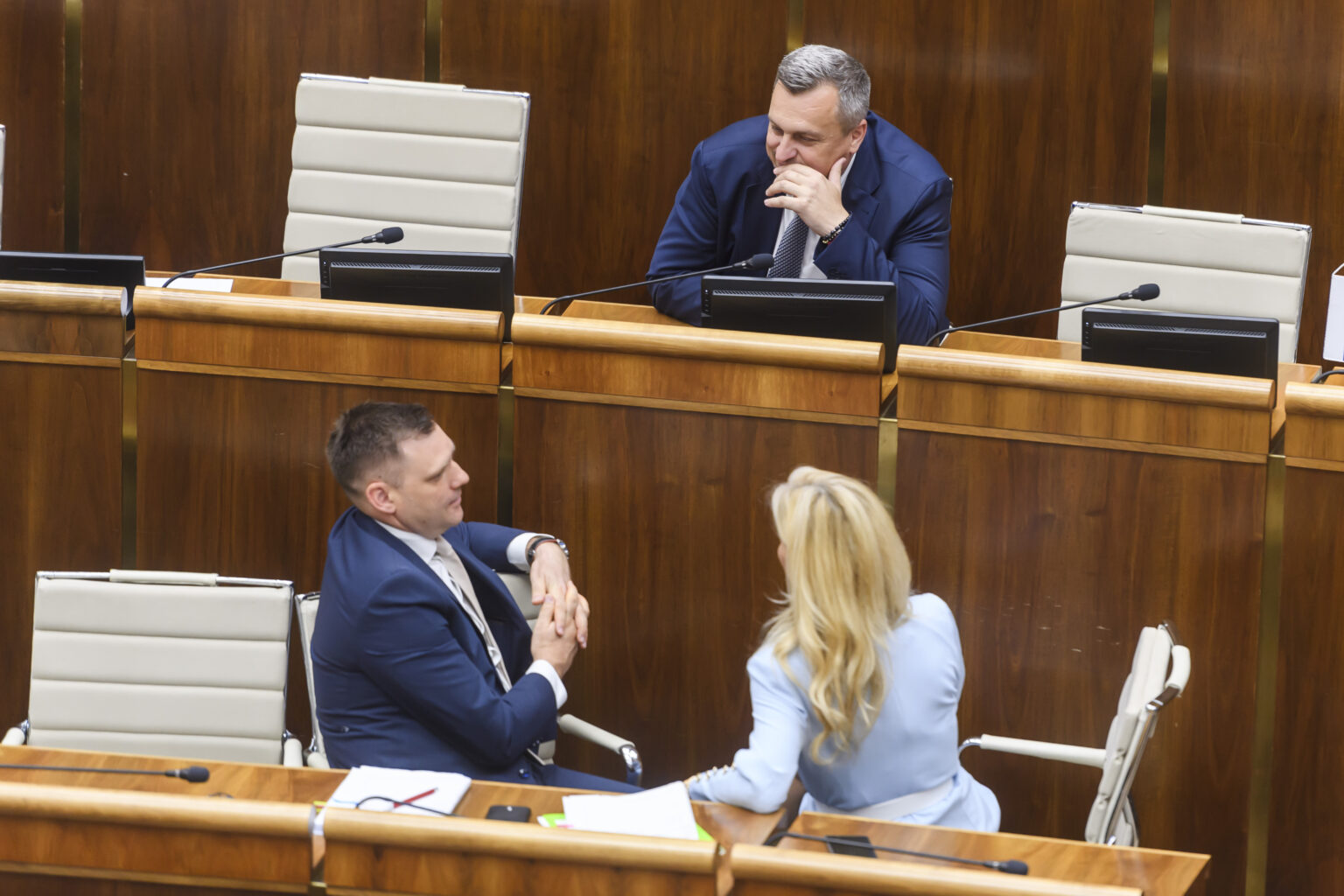 Hore Andrej Danko (SNS) a zľava Tomáš Taraba (nominant SNS) a ministerka kultúry SR Martina Šimkovičová (nominantka SNS). Foto: Jaroslav Novák/TASR