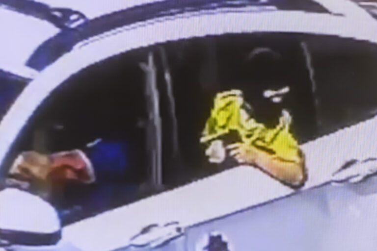 Úrady budú preverovať dieťa, ktoré vytiahlo atrapu zbrane pred Pellegriniho domom