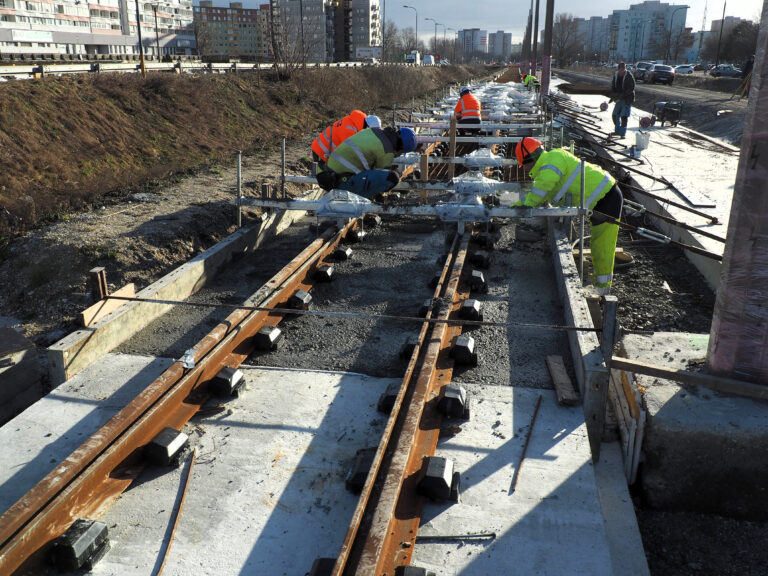 Bratislava verí, že novú električkovú trať v Petržalke spustia do konca roka