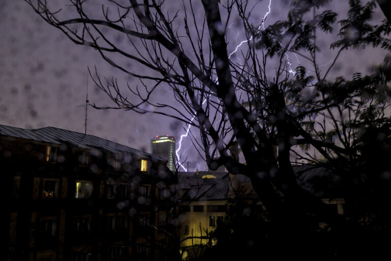 Na Slovensko mieri silný búrkový systém, SHMÚ vydal v pondelok varovania