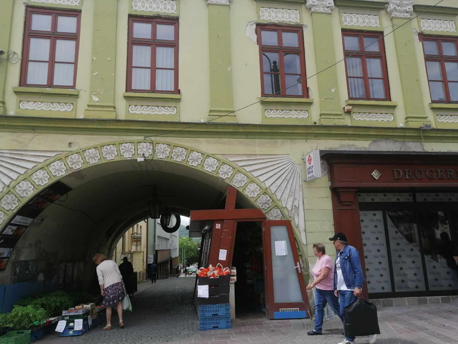 Muž vytiahol v prešovskom bare zbraň a strelil do stropu. Podľa majiteľa bol značne opitý 