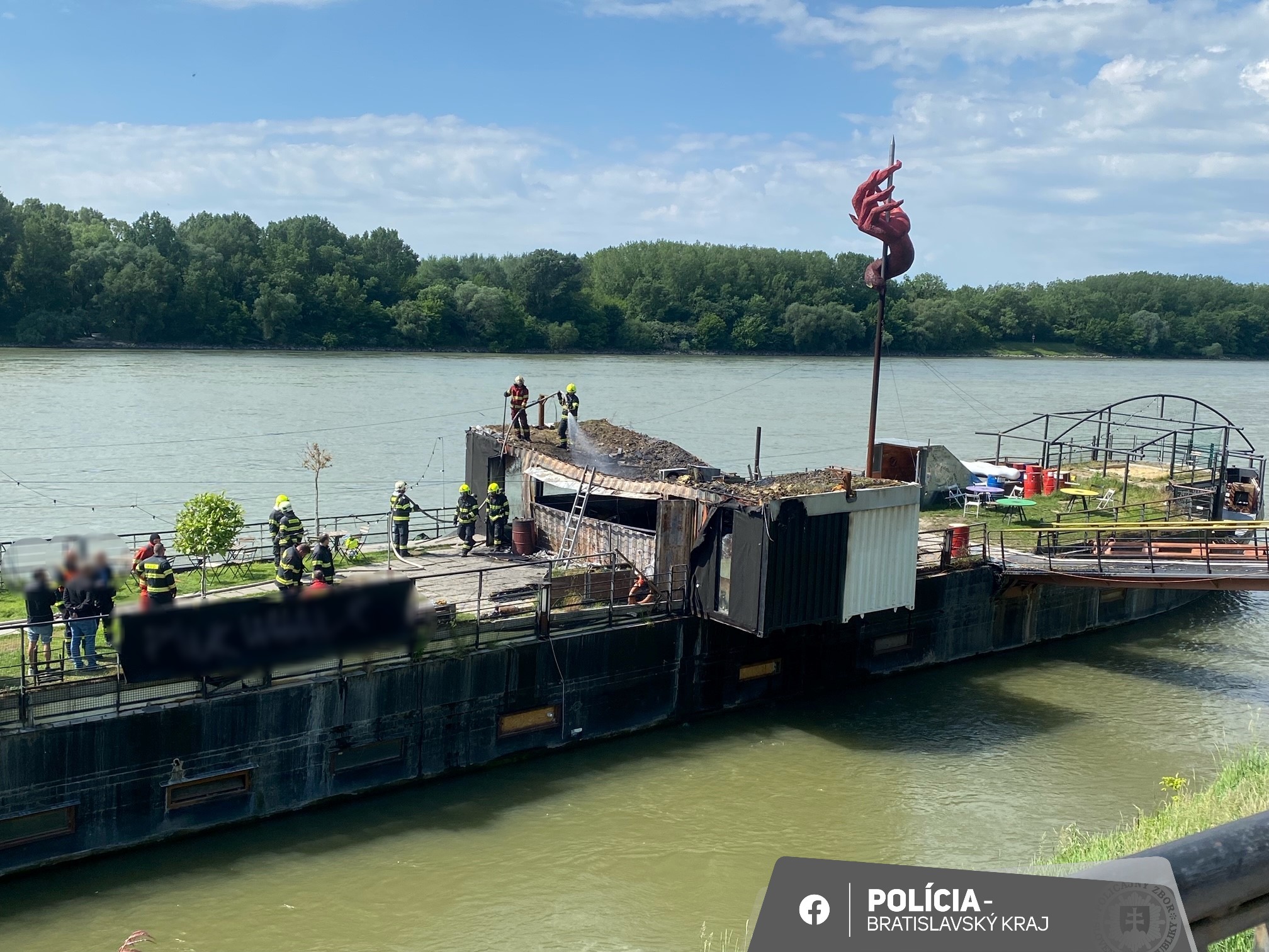Polícia zverejnila video pred požiarom klubu na Dunaji. Pátra po neznámom mužovi