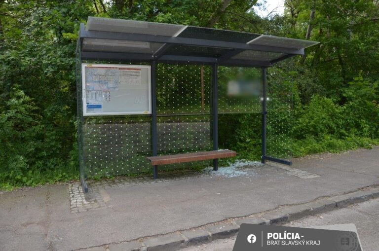 Vybúril sa na zastávke, vandalovi hrozí basa