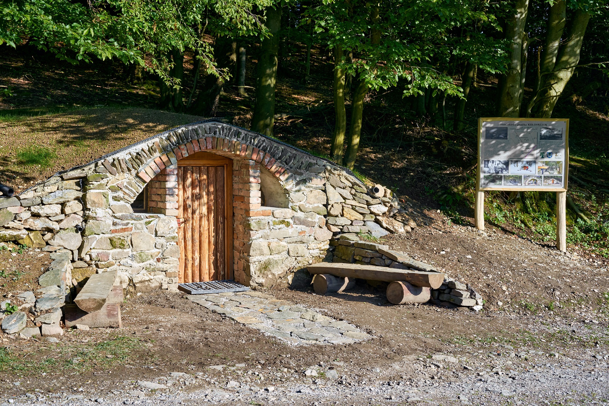 V Malých Karpatoch čoskoro otvoria novú útulňu.   Kedysi bola pivničkou