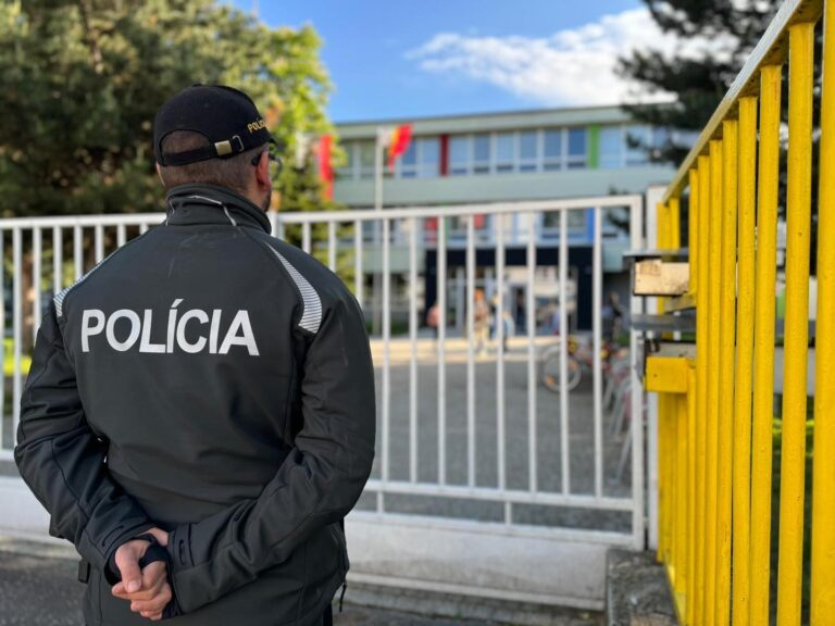 Maturantov čaká životná skúška. Na jej pokojný priebeh bude dohliadať aj polícia 