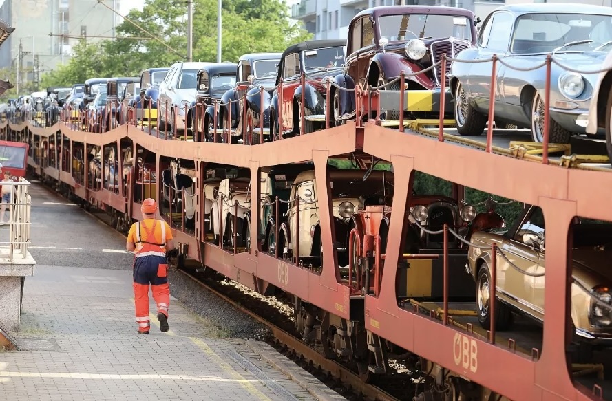 Unikátna jazda veteránov: najdlhší autovlak prejde aj stanicami v Trenčianskom kraji