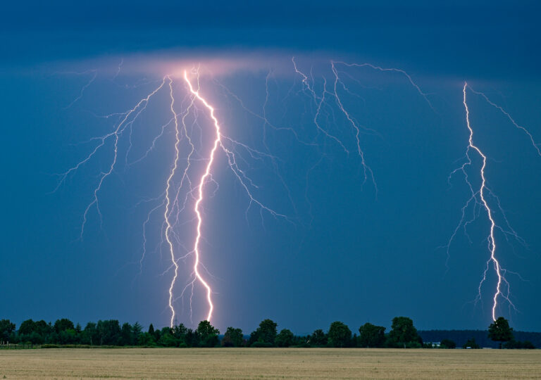 Meteorológovia vydali výstrahy pred búrkami pre ďalšie okresy stredného Slovenska