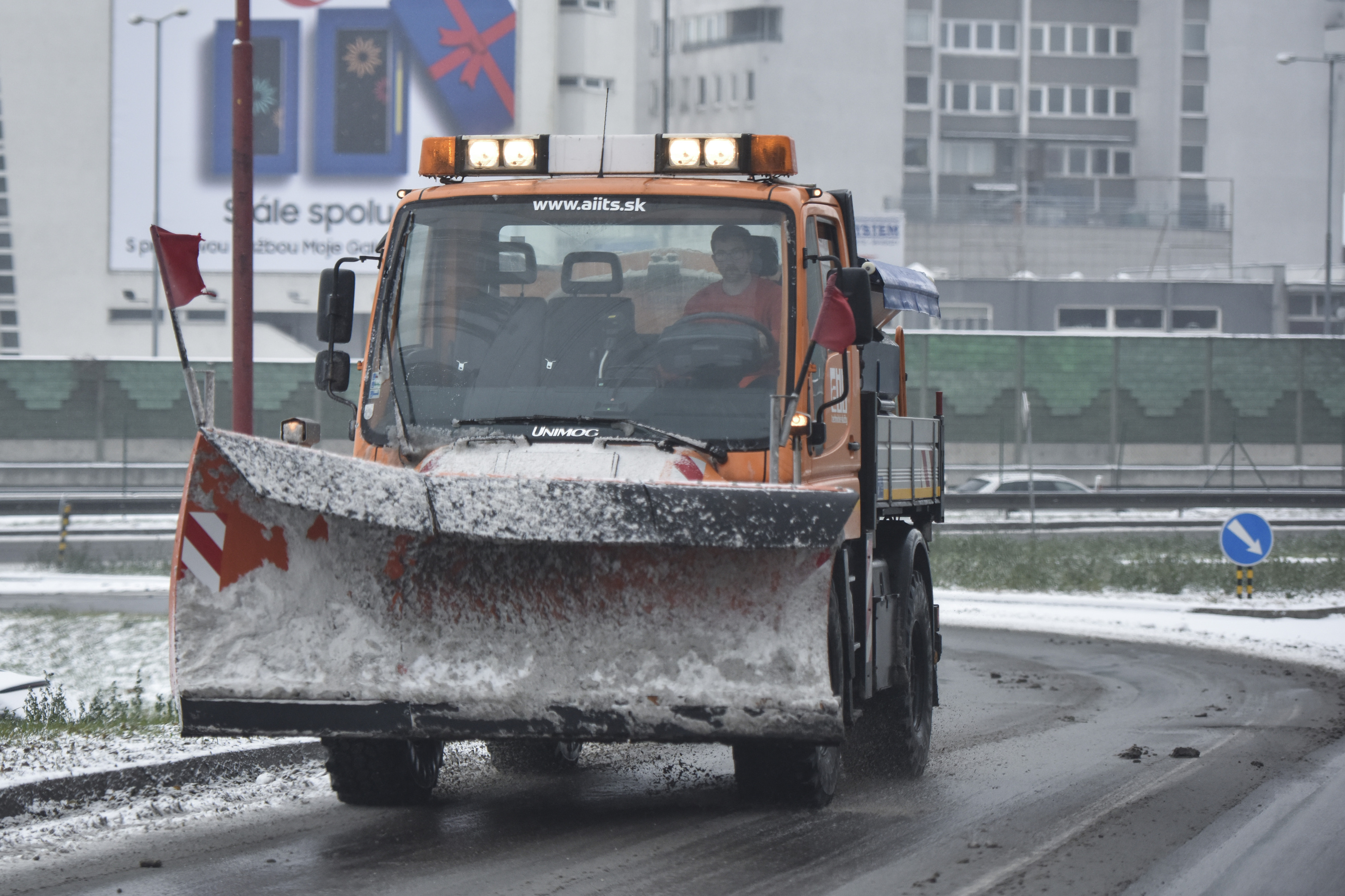 Menej snehu, menej nákladov: župa znížila výdavky na posyp o pätinu
