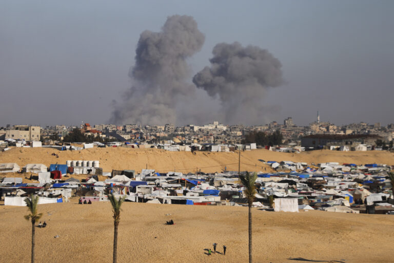 Izraelčania útočia na Rafah. Obsadili hraničný priechod s Egyptom