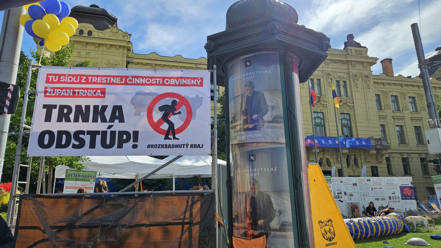 Banner aktivistov upútal pozornosť verejnosti aj pracovníkov KSK. Foto: Boris Macko