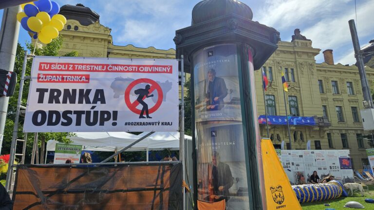 Svojrázny pozdrav pre Trnku. Aktivisti vyvesili pred úradom KSK výzvu na odstúpenie