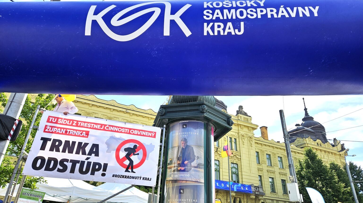 Banner aktivistov upútal pozornosť verejnosti aj pracovníkov KSK. Foto: Boris Macko