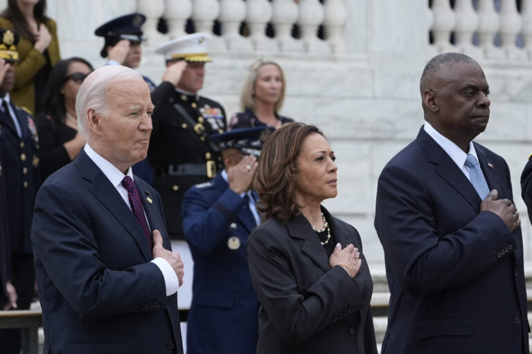 Zľava americký prezident Joe Biden, americká viceprezidentka Kamala Harrisová a americký minister obrany Lloyd Austin. Foto: TASR/AP