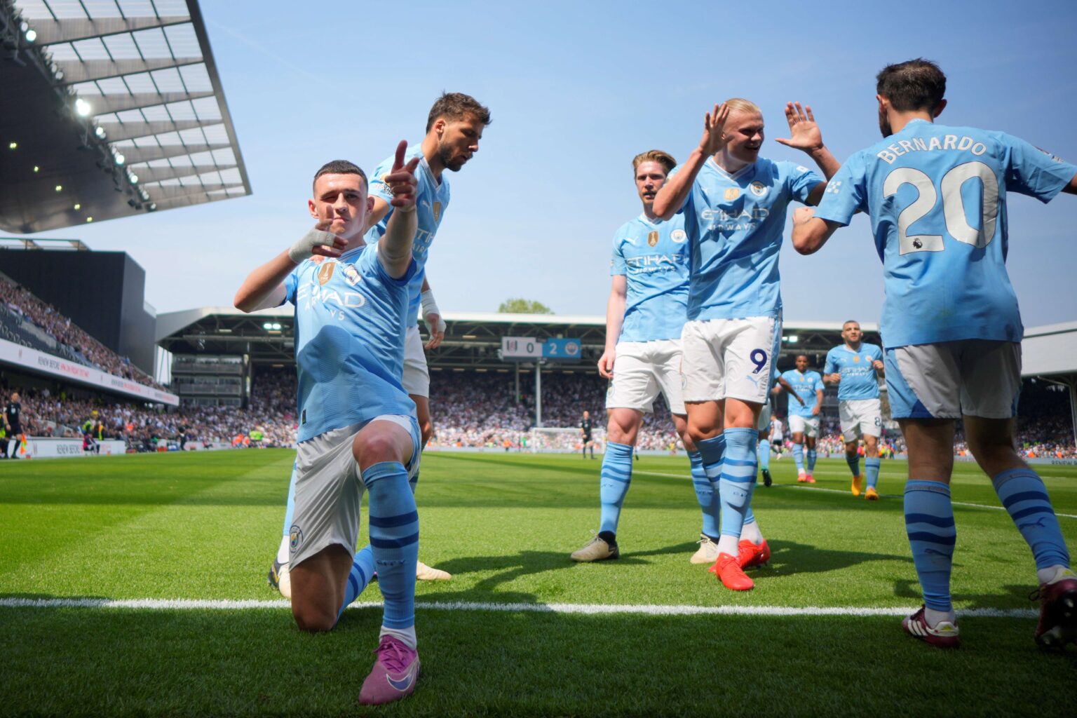 Futbalista Phil Foden (vľavo) z Manchestru City oslavuje gól počas zápasu 37. kola anglickej Premier League FC Fulham - Manchester City 11. mája 2024. FOTO TASR/AP