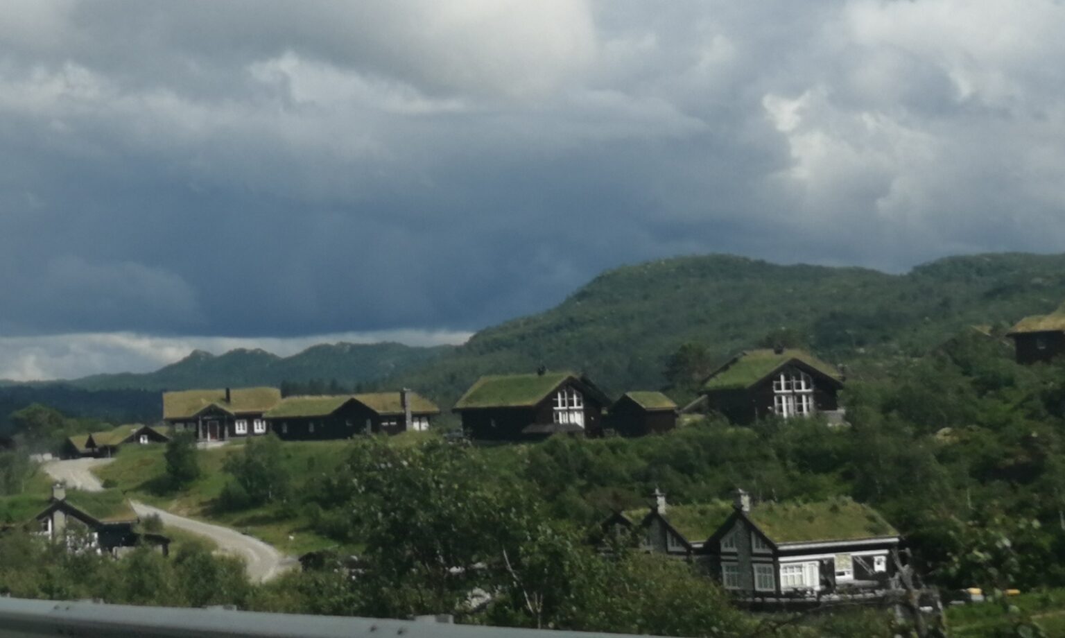 Chaty s typickými trávnatými strechami v regióne Odda. Žije v nich ešte duch Jantaloven. Foto:HM
