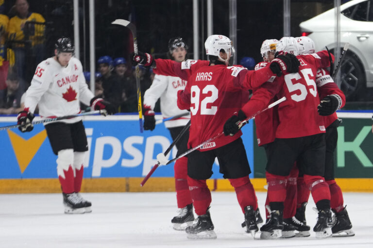 Finále MS v hokeji si zahrajú Česko a Švajčiarsko. Kanada v nájazdoch proti Švajčiarom neuspela