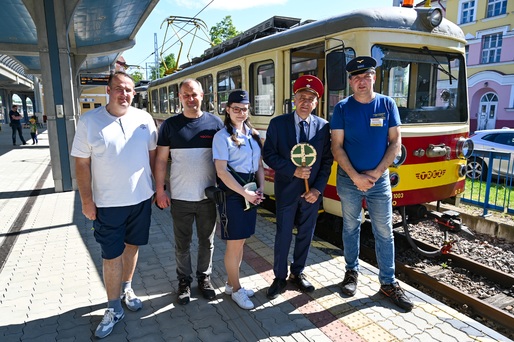 Unikátna historická električka opäť pravidelne premáva. Voziť sa ňou môžete až do konca leta