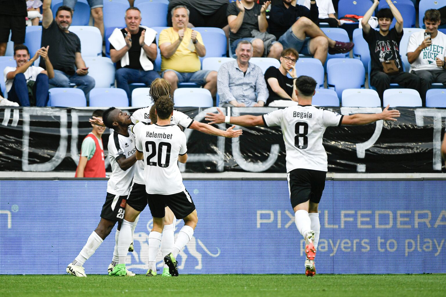 Na snímke radosť hráčov Petržalky po strelení druhého gólu počas prvého zápasu baráže o Niké ligu FC Petržalka - MFK Zemplín Michalovce. FOTO TASR - Pavel Neubauer