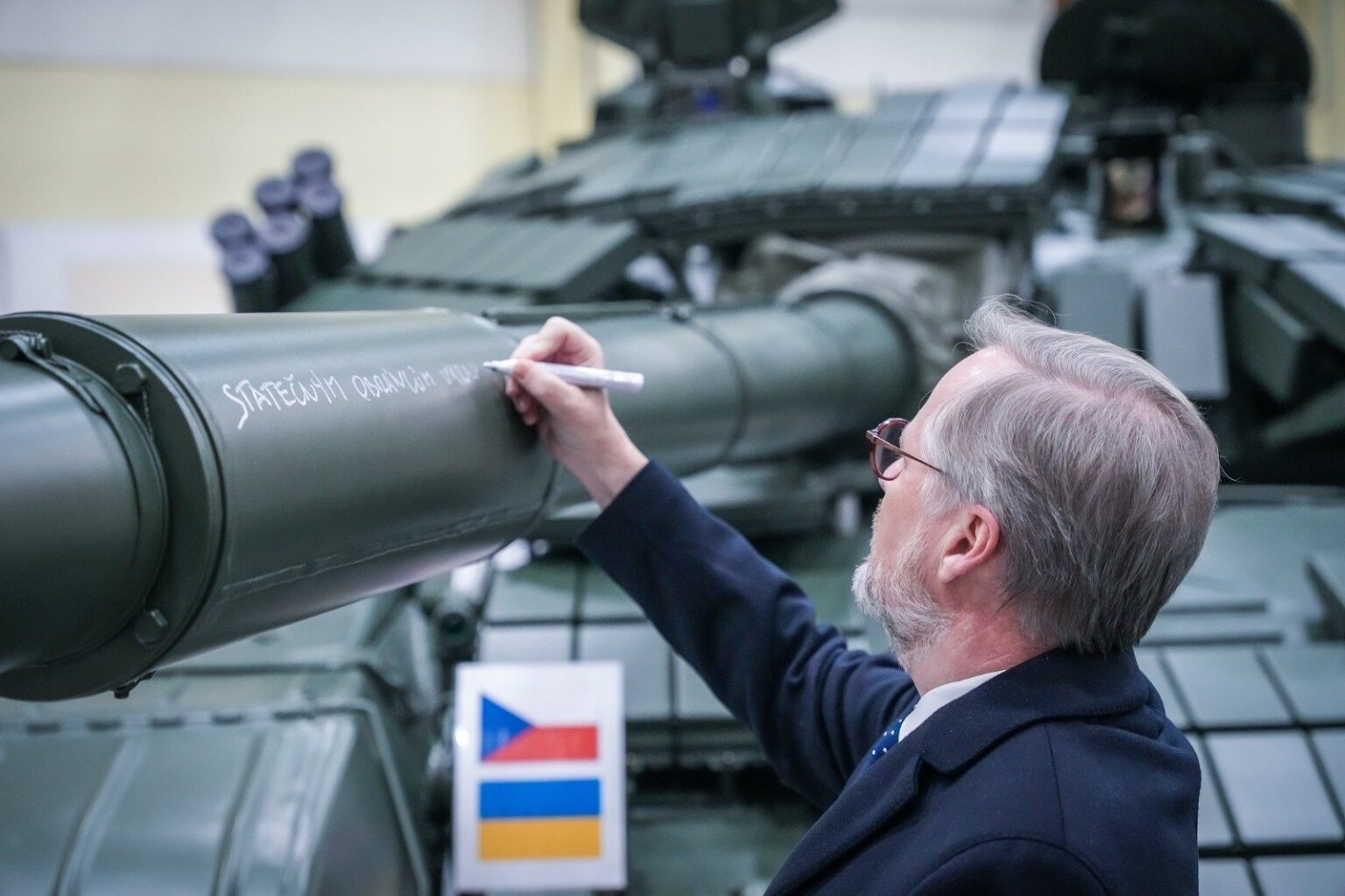 Český premiér Petr Fiala sa v januári 2023 podpisuje na tank T-72 z dielne Excalibur Army, ktorý poputoval na Ukrajinu. Foto: Petr Fiala/X