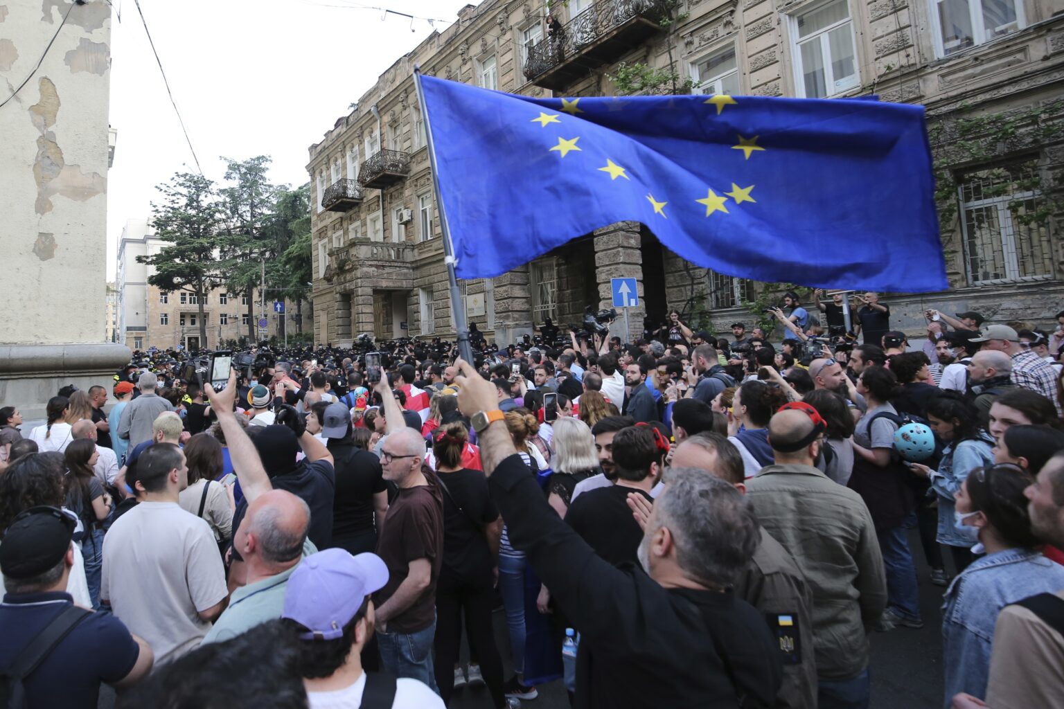 Demonštranti v Tbilisi mávajú vlajkou EÚ. Foto: TASR/AP