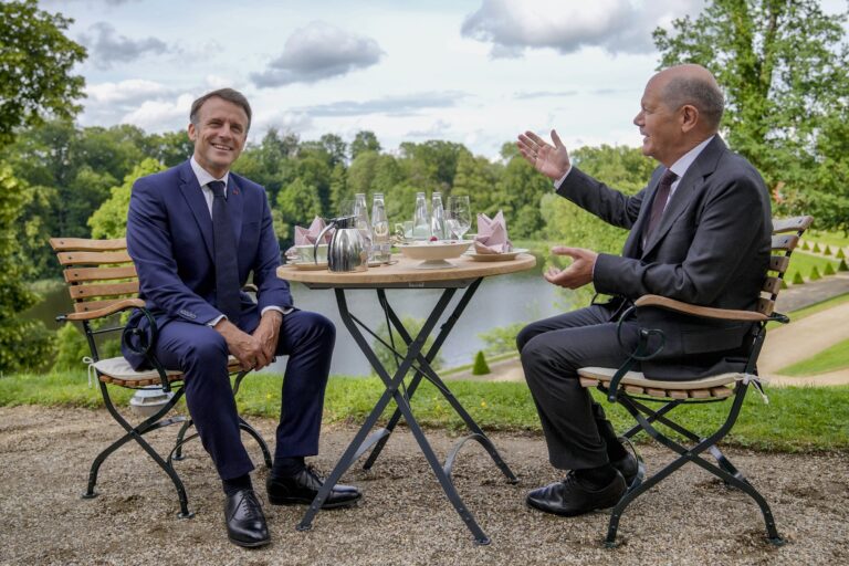 Emmanuel Macron a Olaf Scholz v záhrade na zámku Meseberg. Foto: TASR/AP     
