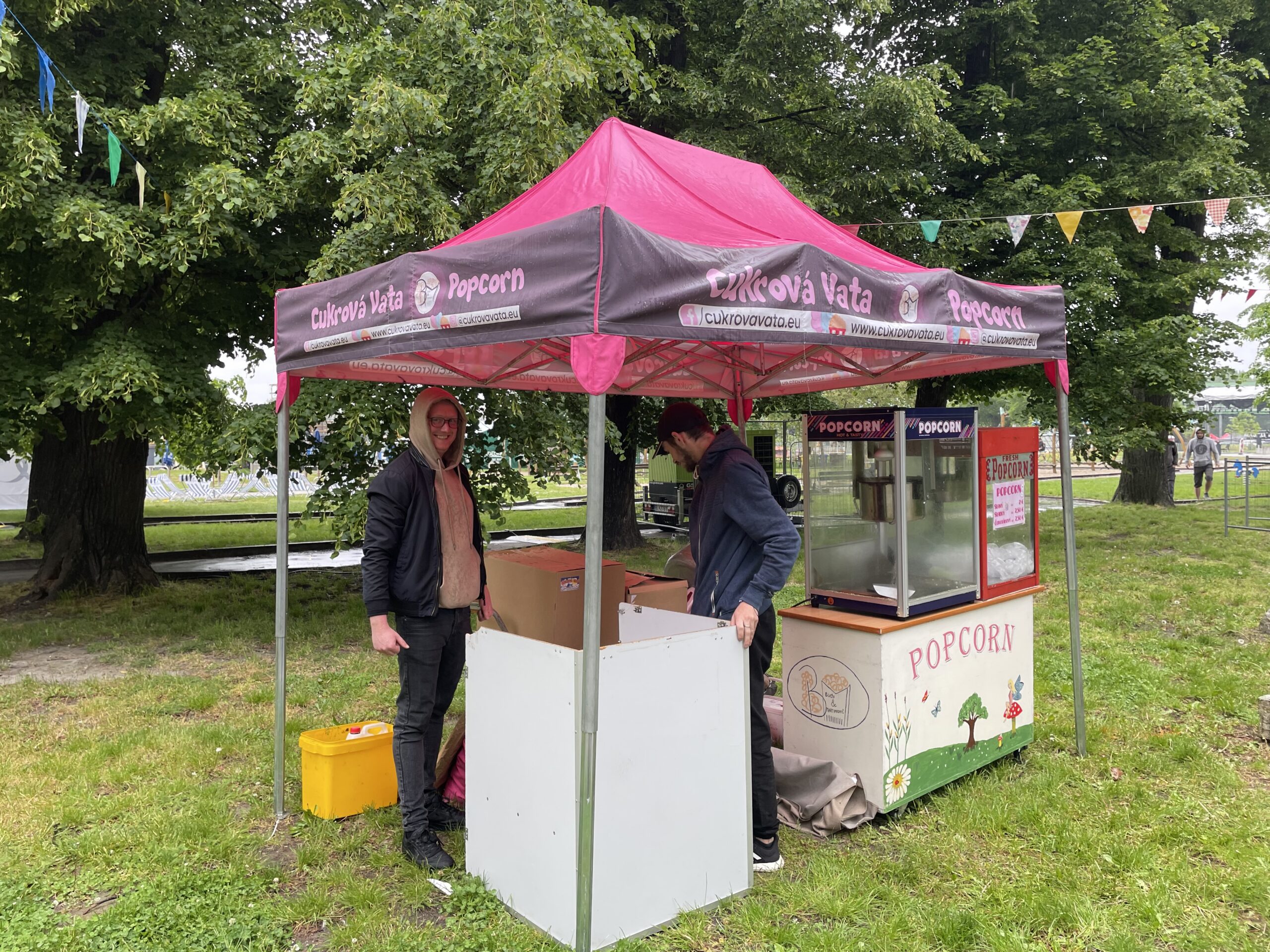 Cukrová vata a popcorn je prichystaný nielen pre deti. Foto: Miroslava Pavlíková