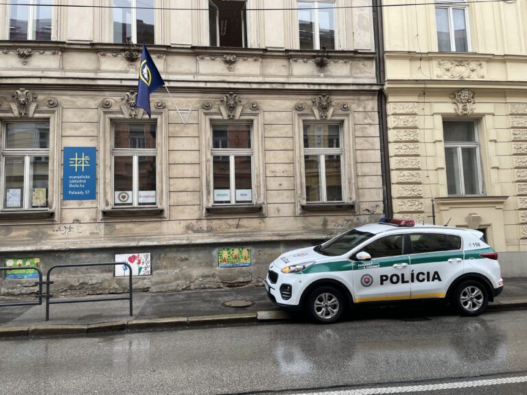 V Bratislave evakuovali okolo 30 škôl. Polícia preveruje vyhrážky o výbušninách