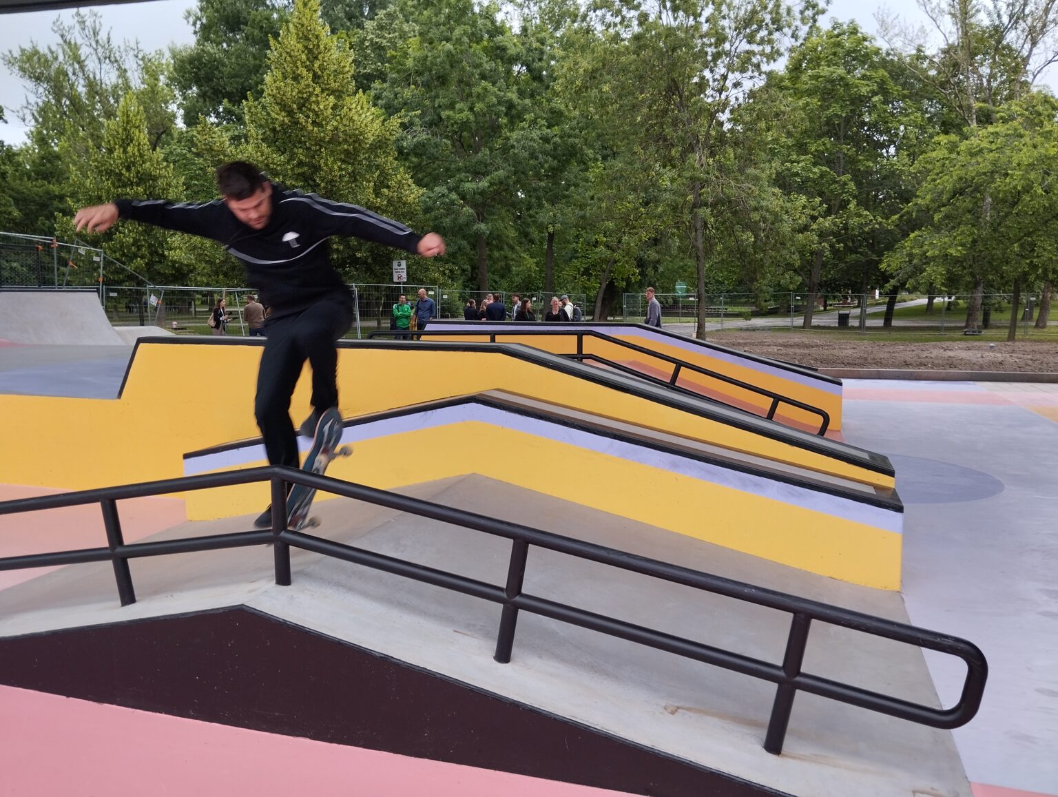 Skúsený skateboardista Matej Uhler si pochvaľuje nový areál. Foto: Ján Vida
