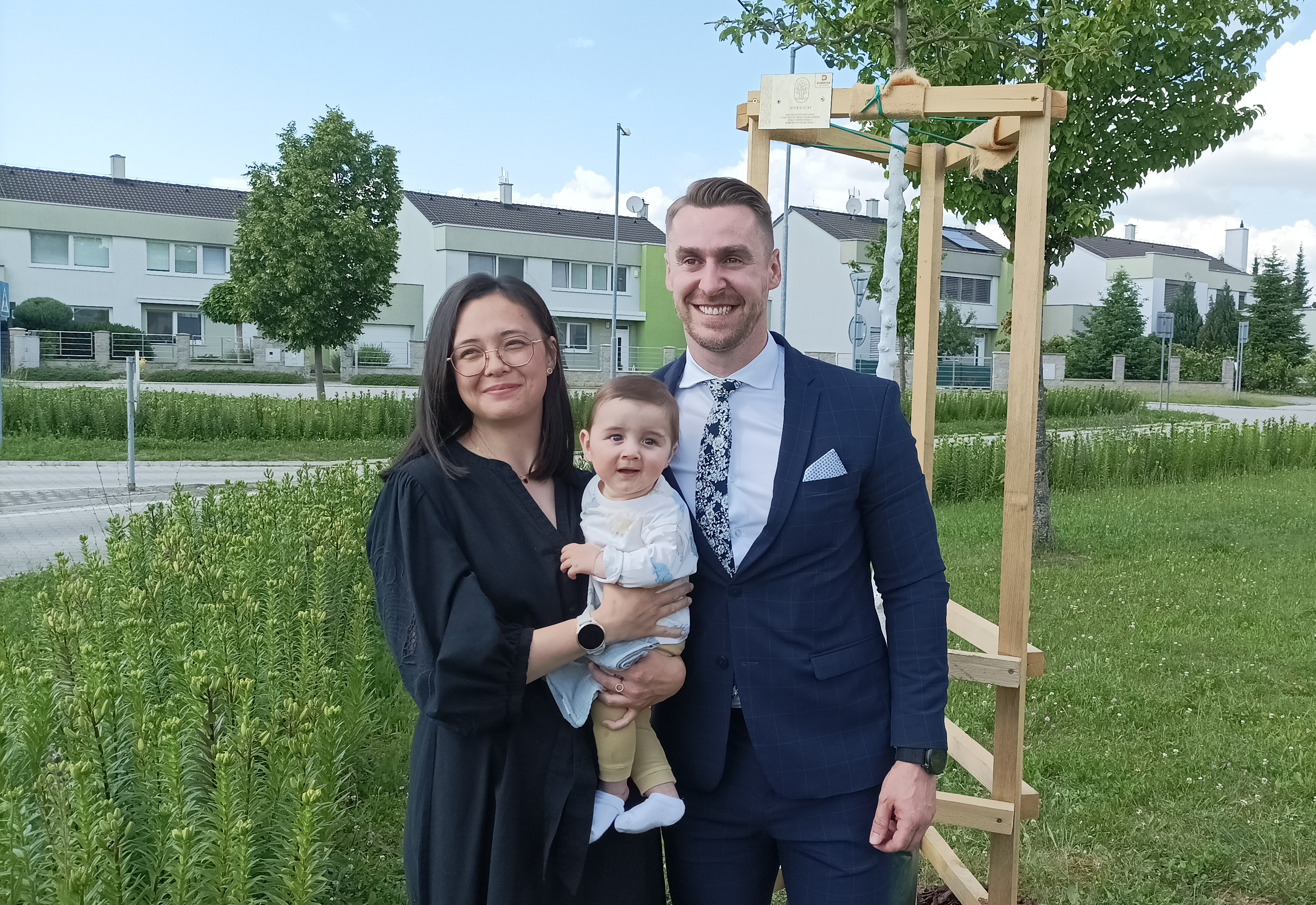 V Dubnici vysadili stromčeky pre novorodencov.  Primátor Wolf venoval jeden svojmu synovi