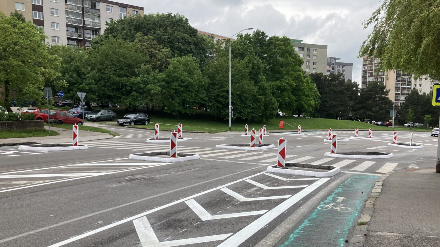 Realizácia nového dopravného značenia na križovatke Podháj v Lamači. Foto: Ivan Lučanič