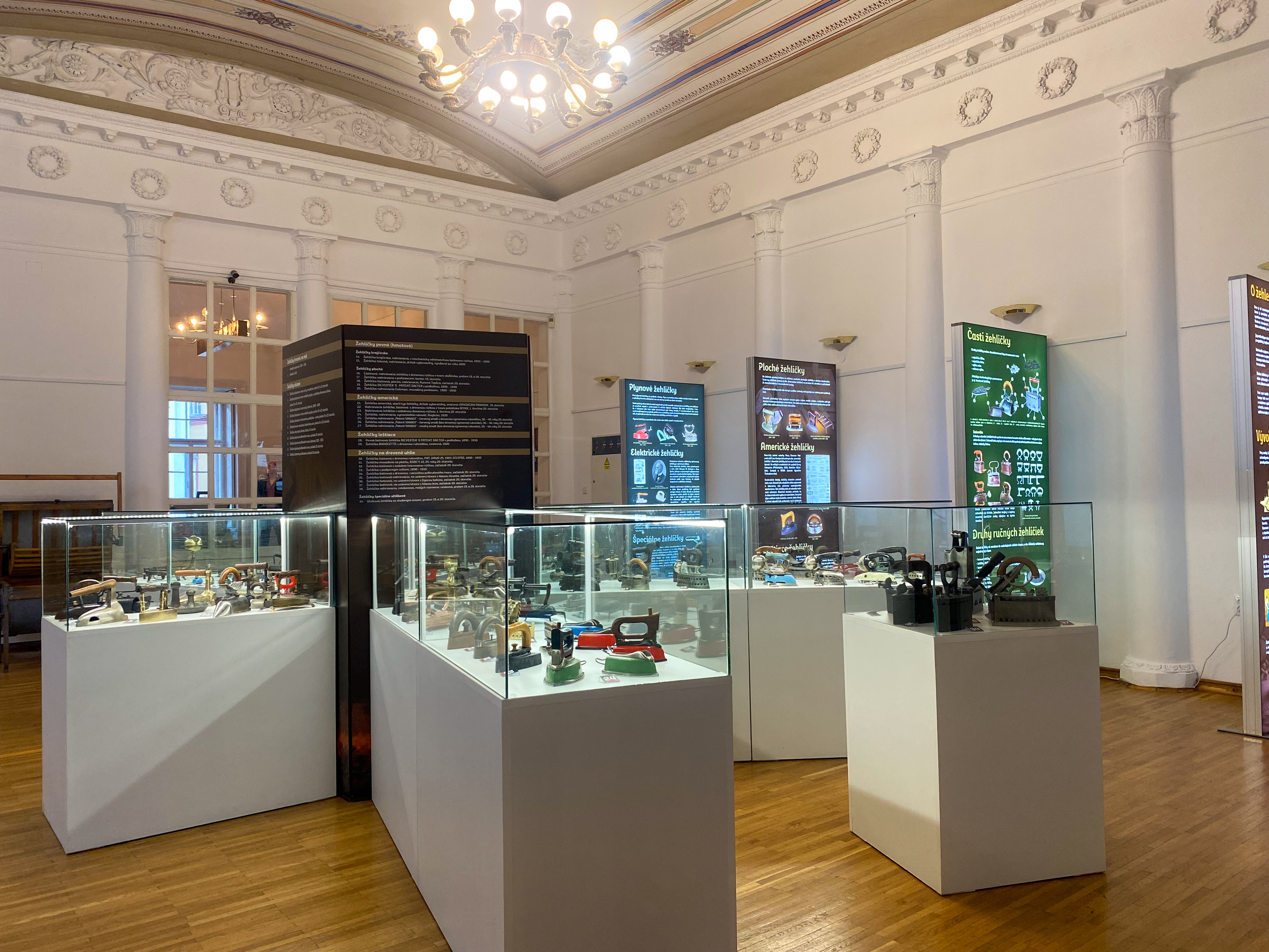 Výstava Medzi nami žehličkami: história žehlenia od mamutích kostí až po elektrické zázraky