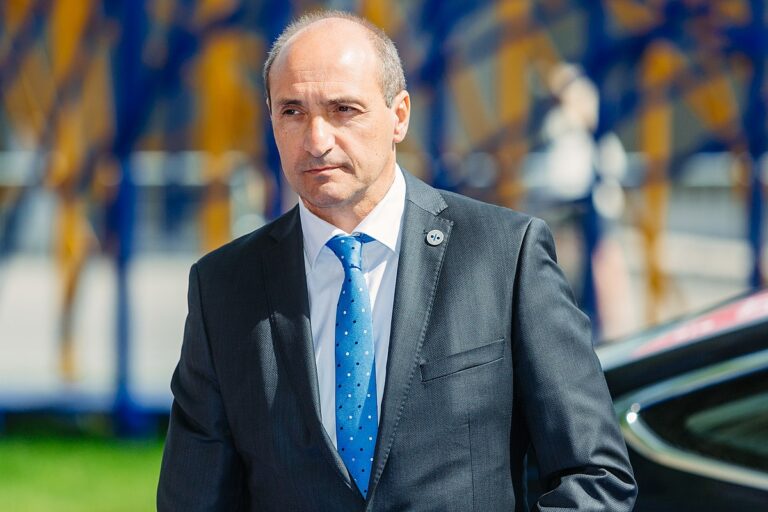 Vicepremiér Chris Fearne pre škandál v zdravotníctve končí vo funkcii