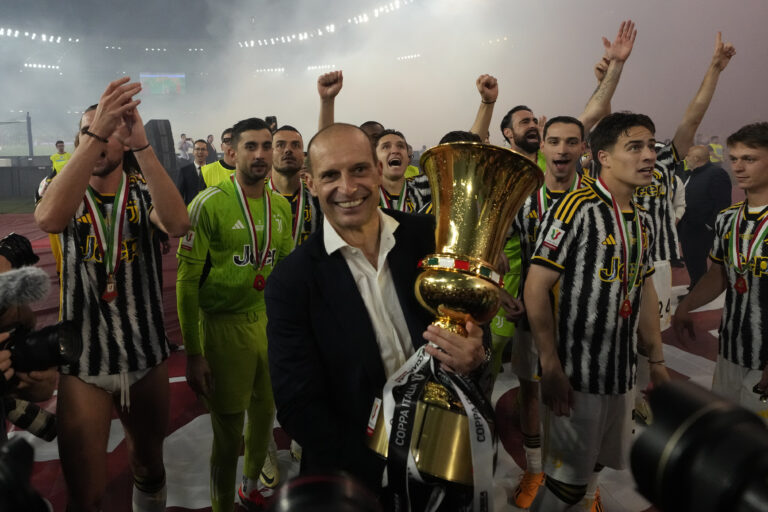 Tréner Juventusu Turín Massimiliano Allegri sa teší s trofejou po finále Talianskeho pohára Atalanta Bergamo - Juventus Turín v Ríme 15. mája 2024. Futbalisti Juventusu Turín sa stali po pätnásty raz víťazmi Talianskeho pohára. Vo finále zvíťazili na rímskom Stadio Olimpico nad Atalantou Bergamo 1:0. FOTO TASR/AP