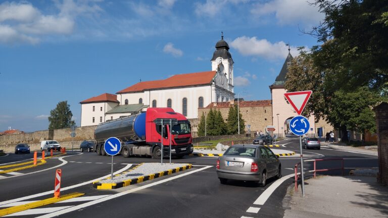 Levoča má novú okružnú križovatku. Vjazd do centra tak bude jednoduchší a bezpečnejší