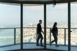 Aj keď majiteľom v mrakodrape Eurovea Tower odovzdávajú byty, zopár ich je ešte voľných