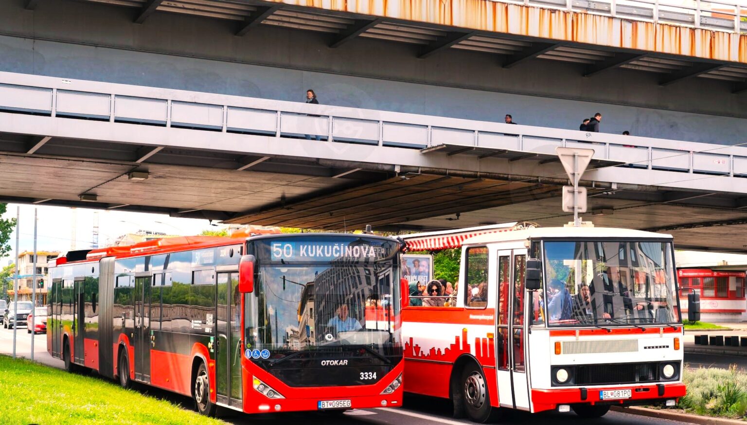 Občas sa na jednej ceste stretne minulosť MHD a súčasnosť. Foto: DPMB