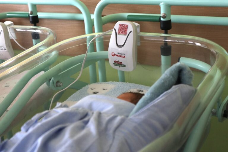 Monitor dychu od Nadácie Križovatka pripevnený na detskej postieľke. Foto: FB - fakultná nemocnica s poliklinikou. 