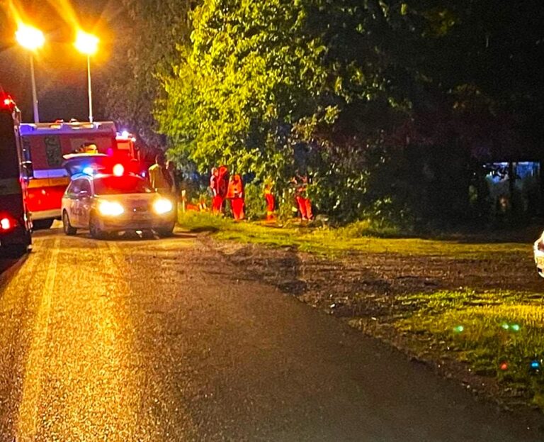 Mimoriadne tragická nehoda. Náraz do stromu neprežili traja mladí ľudia