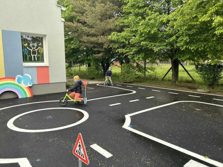 V materskej škole vo Fiľakove pribudlo detské dopravné ihrisko