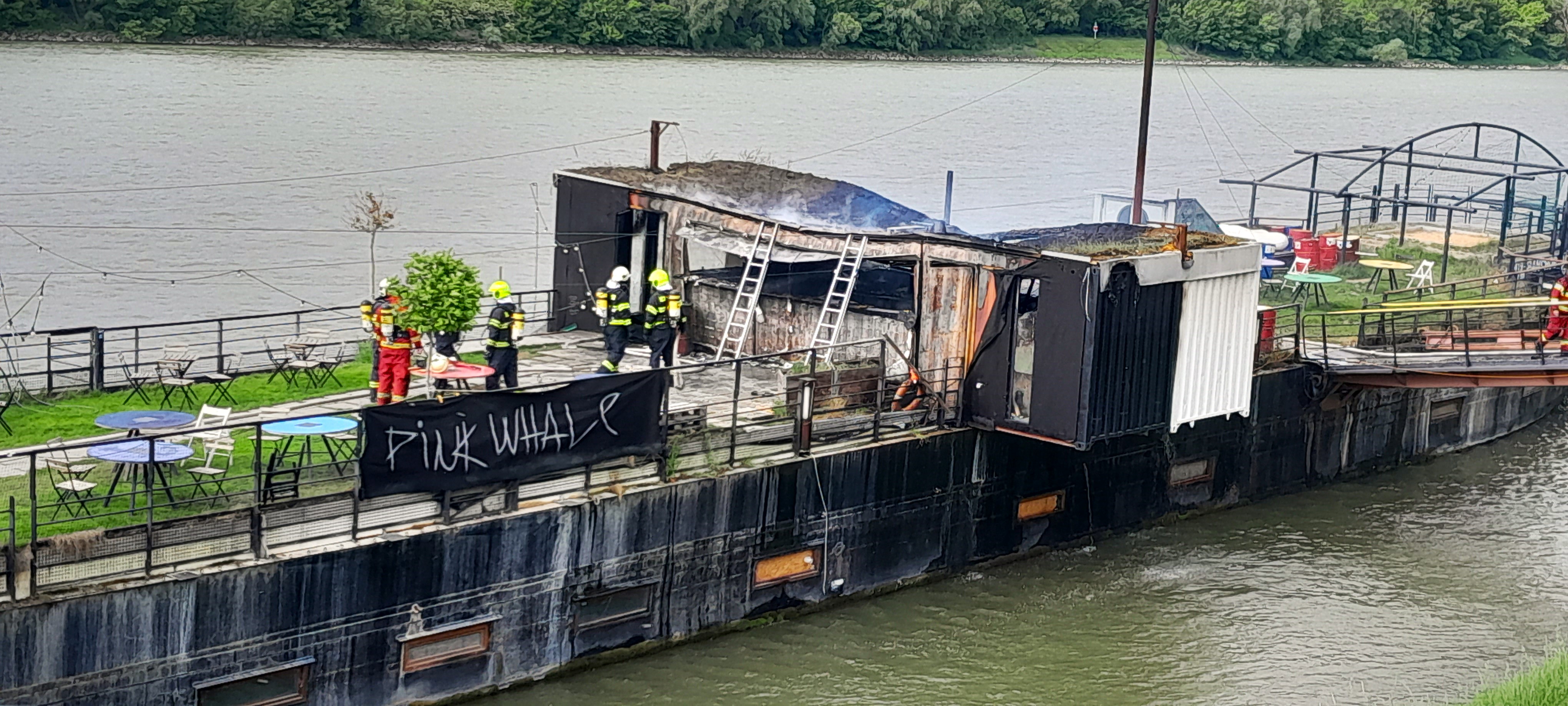 V hlavnom meste zhorela časť klubu. Na mieste zasahujú hasiči