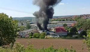 V Rimavskej Sobote horel pneuservis, obyvateľov vystrašil hustý čierny dym