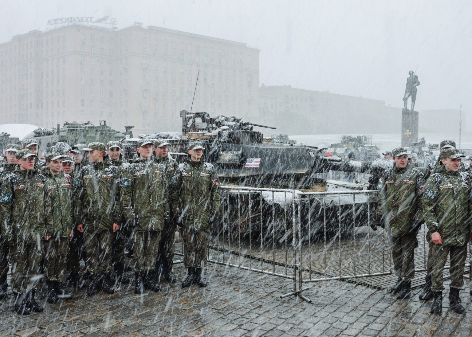 Vojenskí kadeti na výstave  ukoristenej techniky dodanej krajinami NATO pred Múzeom víťazstva v Moskve. Foto: Nanna Heitmann/New York Times

