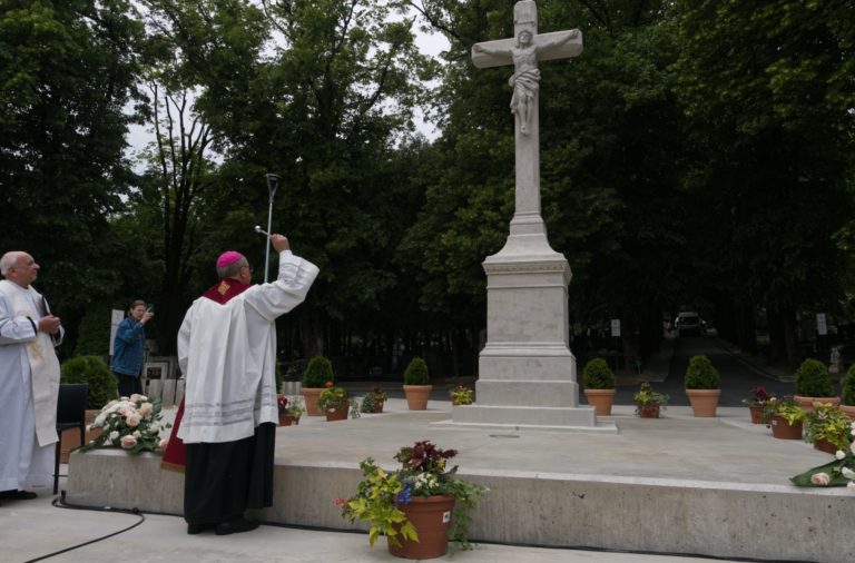 Zrevitalizovaný vstup na Verejný cintorín požehnali na slávnostnej ekumenickej bohoslužbe