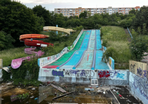 Mesto rekonštruuje krytú plaváreň, kúpalisko Triton pritom roky chátra. Otvoria ho niekedy?