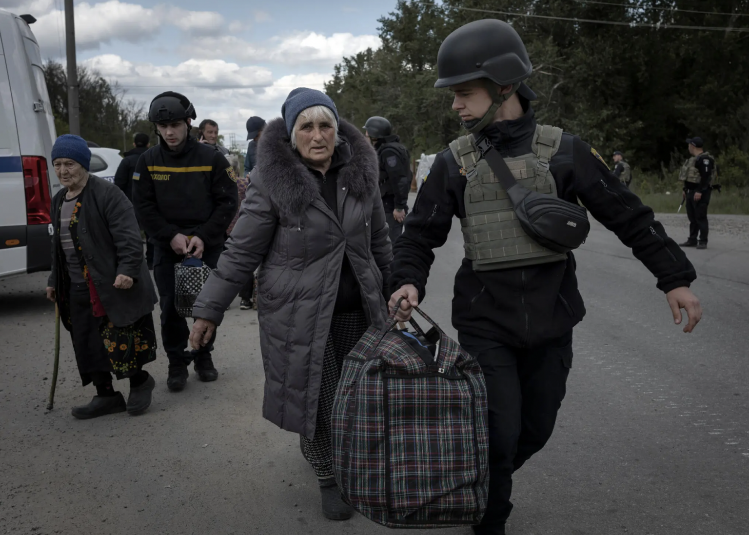 Obyvatelia dediny Lipci na severovýchode Ukrajiny prichádzajú v nedeľu na evakuačné miesto na ceste do Charkova. Foto: Emile Ducke pre New York Times