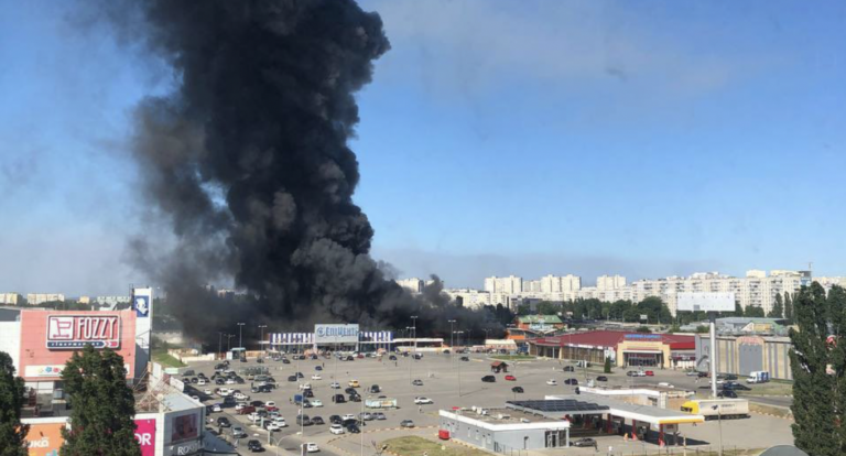 Ruský zásah hypermarketu v Charkove si vyžiadal najmenej dve obete, vypukol aj požiar